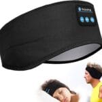 Diese Bluetooth-Schlafmaske vereint erholsame Schlaftherapie mit moderner Audiotechnologie – und ist dank ihres durchdachten Designs nun auch perfekt für Sport und Jogging geeignet. Produktbeschreibung Unsere innovative Schlaf- und Sportmaske bietet dir: Kabelloses Hörerlebnis Integrierte Stereo-Lautsprecher in Ohrhöhe liefern kristallklaren Sound direkt an dein Ohr, ohne zu drücken. Dank Bluetooth 5.0 koppelt sie sich sekundenschnell mit deinem Smartphone, MP3-Player oder Tablet. Aktive Geräuschunterdrückung Unterdrückung von Außengeräuschen (z. B. Verkehrslärm oder schnarchende Zimmergenossen) für ungestörte Erholung – ob zu Hause, auf Reisen oder beim Workout im Freien. Sporttaugliches Design – Rutschfester Halt: Breiter, verstellbarer Kopfgurt mit Anti-Rutsch-Beschichtung verhindert Verrutschen auch bei schnellen Bewegungen. – Schweißresistentes Material: Die Maske ist aus schnelltrocknendem, atmungsaktivem Funktionsstoff gefertigt und schützt Elektronik und Lautsprecher zuverlässig vor Schweiß. – Leicht & kompakt: Mit nur 60 g spürst du kaum Gewicht – ideal für Läufe, Yoga-Sessions oder Radfahrten. Maximaler Komfort – Flexible Passform: Elastische Polsterungen schmiegen sich an jede Kopfform und sorgen für sanften Druckausgleich. – Optimale Abdunkelung: Verdunkelungsflächen aus Memory-Foam blockieren Lichtquellen effektiv – für erholsame Power-Naps oder konzentriertes Entspannen zwischen den Trainingseinheiten. Lange Akkulaufzeit Bis zu 10 Stunden Musikwiedergabe oder Schlaftherapie mit einer einzigen Ladung. In 2 Stunden vollständig aufgeladen per USB-C. Einfache Bedienung Intuitive Tastensteuerung an der Maske für Lautstärke, Play/Pause und Anrufannahme – ohne dein Smartphone aus der Tasche zu holen. Ideal für Sport und Jogging Mit ihrem rutschfesten, leichten und schweißresistenten Design begleitet dich diese Schlafmaske mühelos auf deinen Joggingrunden oder beim Cross-Training. Genieße motivierende Musik oder geführte Meditations- und Atemübungen, ohne dabei auf Komfort oder Stabilität verzichten zu müssen. Dabei sorgt die Geräuschunterdrückung dafür, dass du dich voll auf deinen Rhythmus konzentrieren kannst – sei es im Park, auf dem Trail oder im Fitnessstudio. Highlights auf einen Blick Integrierte Stereo-Lautsprecher & Bluetooth 5.0 Aktive Geräuschunterdrückung Schweißresistentes, atmungsaktives Funktionsmaterial Rutschfester, verstellbarer Kopfgurt Memory-Foam-Abdunkelung für perfekte Lichtblockade Bis zu 10 Stunden Akkulaufzeit (USB-C) Intuitive On-Mask-Steuerung Mit dieser vielseitigen Bluetooth-Schlaf- und Sportmaske investierst du in erholsamen Schlaf, fokussierte Entspannung und motivierendes Training – jederzeit und überall.