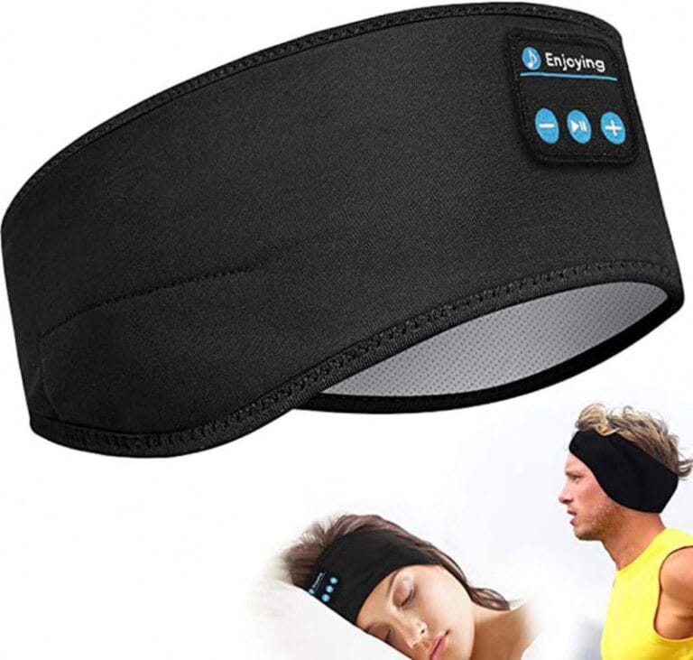 Diese Bluetooth-Schlafmaske vereint erholsame Schlaftherapie mit moderner Audiotechnologie – und ist dank ihres durchdachten Designs nun auch perfekt für Sport und Jogging geeignet. Produktbeschreibung Unsere innovative Schlaf- und Sportmaske bietet dir: Kabelloses Hörerlebnis Integrierte Stereo-Lautsprecher in Ohrhöhe liefern kristallklaren Sound direkt an dein Ohr, ohne zu drücken. Dank Bluetooth 5.0 koppelt sie sich sekundenschnell mit deinem Smartphone, MP3-Player oder Tablet. Aktive Geräuschunterdrückung Unterdrückung von Außengeräuschen (z. B. Verkehrslärm oder schnarchende Zimmergenossen) für ungestörte Erholung – ob zu Hause, auf Reisen oder beim Workout im Freien. Sporttaugliches Design – Rutschfester Halt: Breiter, verstellbarer Kopfgurt mit Anti-Rutsch-Beschichtung verhindert Verrutschen auch bei schnellen Bewegungen. – Schweißresistentes Material: Die Maske ist aus schnelltrocknendem, atmungsaktivem Funktionsstoff gefertigt und schützt Elektronik und Lautsprecher zuverlässig vor Schweiß. – Leicht & kompakt: Mit nur 60 g spürst du kaum Gewicht – ideal für Läufe, Yoga-Sessions oder Radfahrten. Maximaler Komfort – Flexible Passform: Elastische Polsterungen schmiegen sich an jede Kopfform und sorgen für sanften Druckausgleich. – Optimale Abdunkelung: Verdunkelungsflächen aus Memory-Foam blockieren Lichtquellen effektiv – für erholsame Power-Naps oder konzentriertes Entspannen zwischen den Trainingseinheiten. Lange Akkulaufzeit Bis zu 10 Stunden Musikwiedergabe oder Schlaftherapie mit einer einzigen Ladung. In 2 Stunden vollständig aufgeladen per USB-C. Einfache Bedienung Intuitive Tastensteuerung an der Maske für Lautstärke, Play/Pause und Anrufannahme – ohne dein Smartphone aus der Tasche zu holen. Ideal für Sport und Jogging Mit ihrem rutschfesten, leichten und schweißresistenten Design begleitet dich diese Schlafmaske mühelos auf deinen Joggingrunden oder beim Cross-Training. Genieße motivierende Musik oder geführte Meditations- und Atemübungen, ohne dabei auf Komfort oder Stabilität verzichten zu müssen. Dabei sorgt die Geräuschunterdrückung dafür, dass du dich voll auf deinen Rhythmus konzentrieren kannst – sei es im Park, auf dem Trail oder im Fitnessstudio. Highlights auf einen Blick Integrierte Stereo-Lautsprecher & Bluetooth 5.0 Aktive Geräuschunterdrückung Schweißresistentes, atmungsaktives Funktionsmaterial Rutschfester, verstellbarer Kopfgurt Memory-Foam-Abdunkelung für perfekte Lichtblockade Bis zu 10 Stunden Akkulaufzeit (USB-C) Intuitive On-Mask-Steuerung Mit dieser vielseitigen Bluetooth-Schlaf- und Sportmaske investierst du in erholsamen Schlaf, fokussierte Entspannung und motivierendes Training – jederzeit und überall.