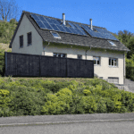 Solarzaun mit 2 Solarmodulen
