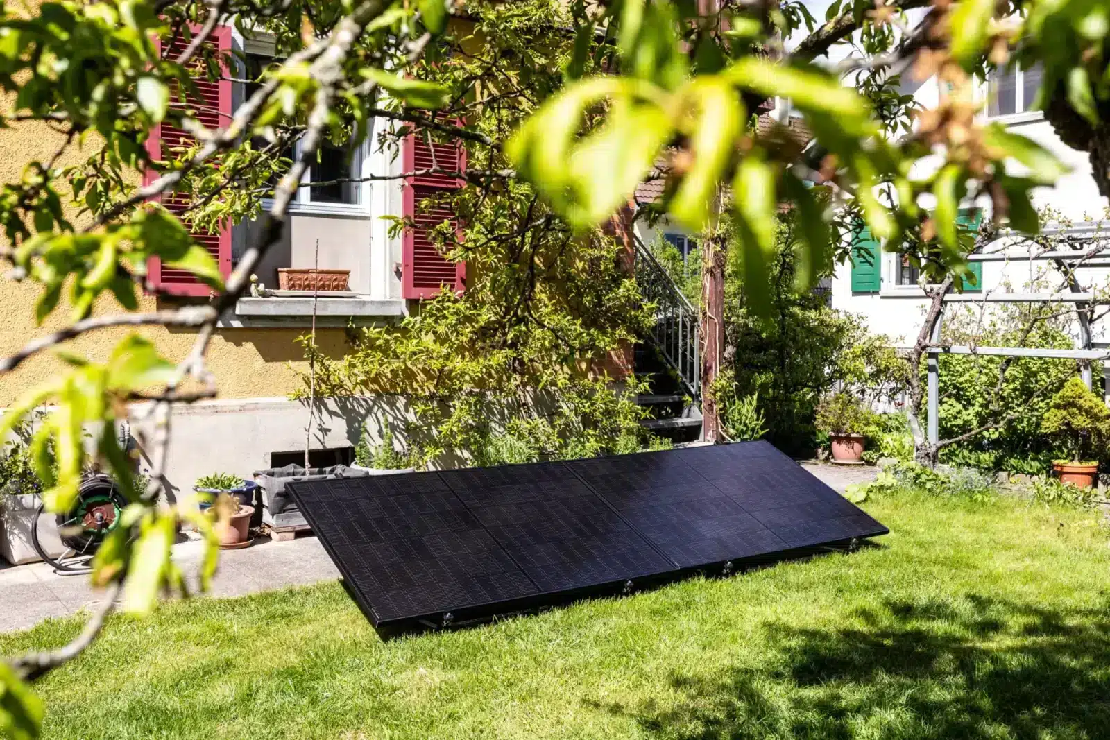 aldernativ-Solaranlagen-5265-web-scaled-scaled-scaled-1 Steckerkraftwerk 910/600 Watt, mit Ständer für Terrasse inkl. Versand – Bild 1